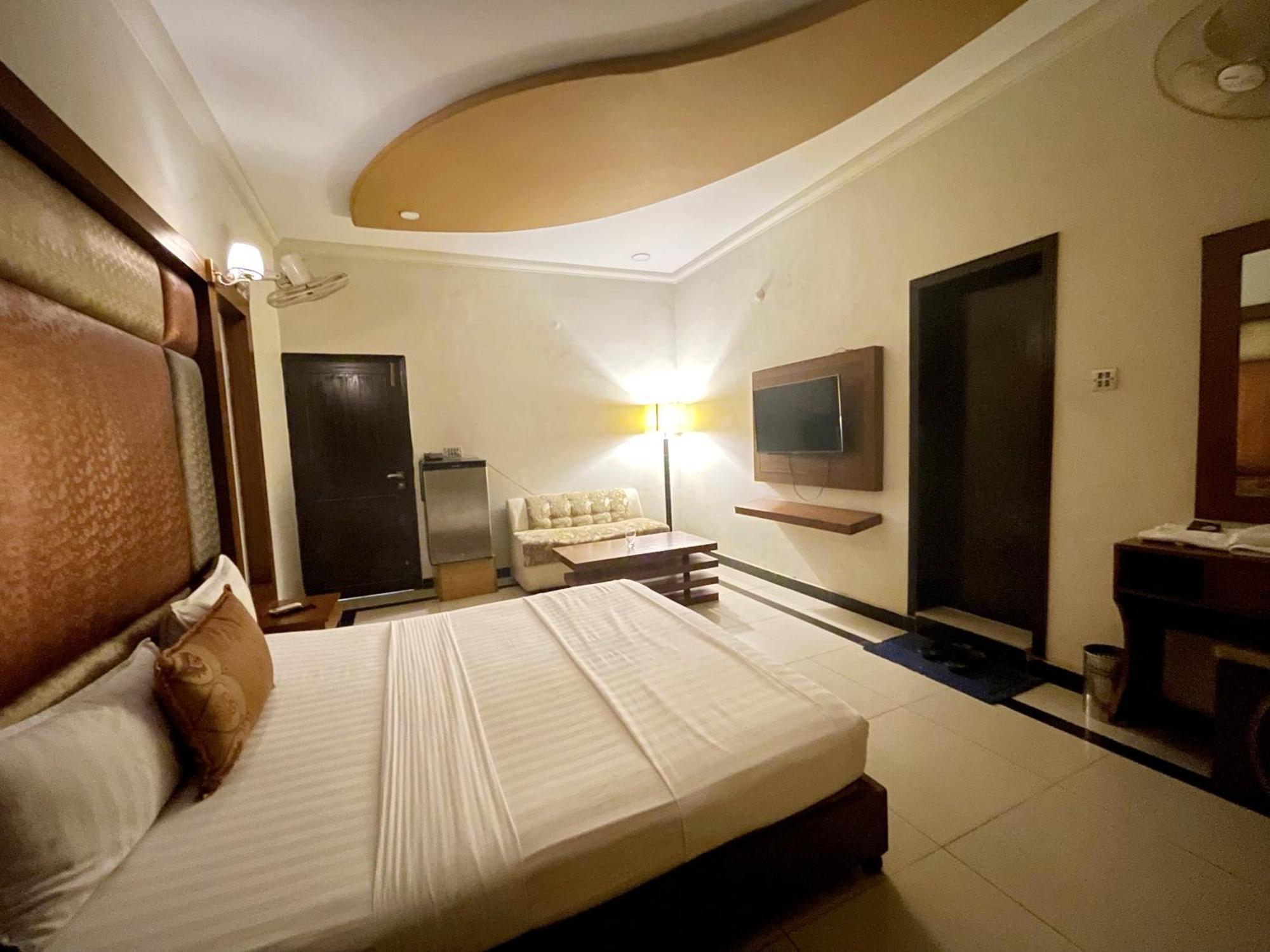 The Grand Hotel Multan Exterior photo